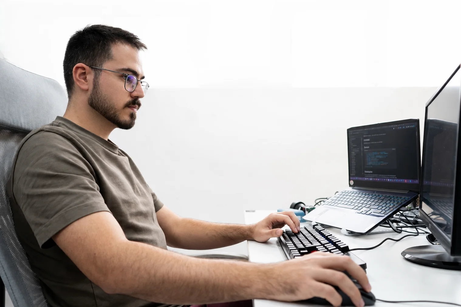 Manuel Tovar programando en la oficina de TM Intelligent