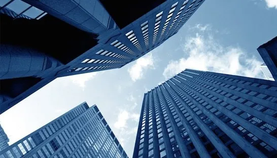 Rascacielos de oficinas vistos desde abajo contra un cielo azul